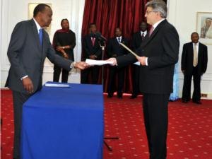 Ambassador Victor Ronneberg delivers his credentials in Kenya.